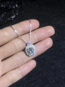 Vue rapprochée du collier halo en argent S925 avec moissanite et détails de chaîne box