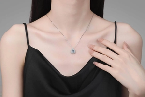 Élégant collier moissanite en argent s925 avec pendentif halo porté par un mannequin en satin