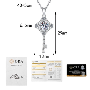 Λεπτομέρεια από ασημένιο κολιέ κλειδί με 1ct moissanite και πιστοποιητικό GRA