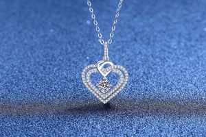 Vue macro du pendentif double cœur en argent S925 avec pierre de moissanite étincelante