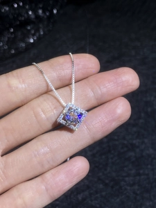 Dettaglio del pendente quadrato in argento sterling 925 con moissanite da 1 carato
