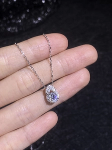 Vue macro du collier avec pendentif gourde en argent sterling serti d'une moissanite ronde