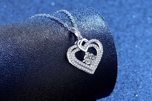 Macro de collier cœur en argent S925 serti de pierres de moissanite brillantes