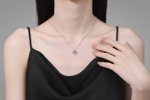 Dettaglio della collana in moissanite argento 925 su modella in abito di seta