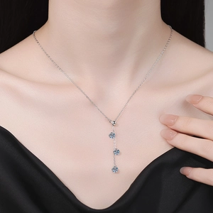 Collier minimaliste en argent sterling S925 avec pendentif pompon à trois moissanites