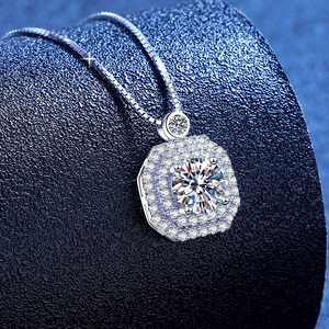 Luxueux collier en argent 925 avec moissanite et pendentif octogonal sur une chaîne box