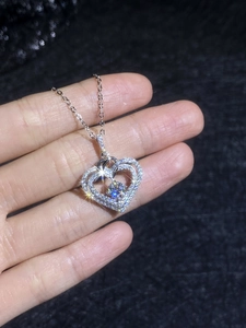 Détail macro du pendentif double cœur en argent sterling S925 avec moissanites