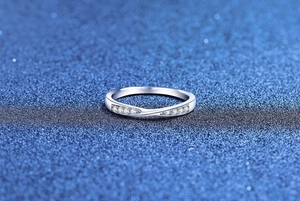 Macro view of S925 silver ring featuring a twisted band set with sparkling moissanite