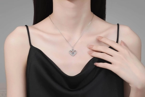 Détail du collier cœur en argent S925 avec moissanite bleue porté par un mannequin