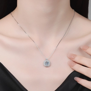 Collier en argent sterling S925 avec pendentif carré en moissanite sur un mannequin