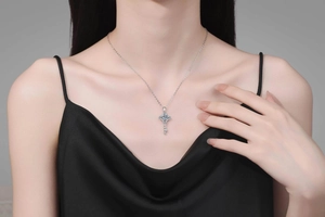 Κοντινό πλάνο κολιέ με μενταγιόν κλειδί moissanite σε λαιμό γυναικείου μοντέλου