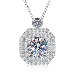 Collier élégant en argent S925 moissanite avec un pendentif carré luxueux à double halo