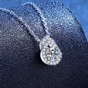 Collier avec pendentif goutte en moissanite en argent 925 avec sertissage halo