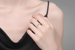 Close-up of S925 sterling silver moissanite ring with elegant twisted crossover design