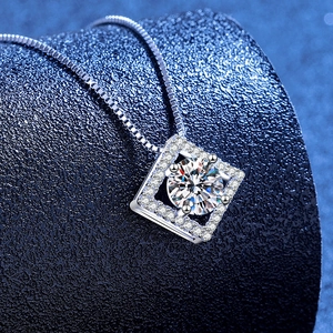 Collana Quadrata in Argento 925 con Pendente Moissanite Halo su Sfondo Blu Scuro