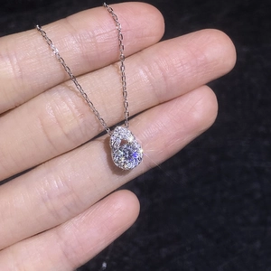 Collier avec pendentif gourde en moissanite en argent sterling et design de goutte