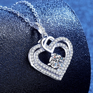 Collier luxueux en argent S925 avec pendentif double cœur sur fond bleu élégant