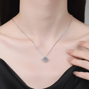Collana in argento 925 con pendente quadrato in moissanite da 1 carato su donna