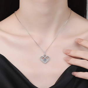 Collier cœur en argent sterling S925 avec pierres moissanite sur un modèle féminin
