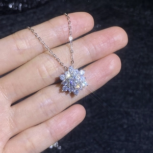 Sparkling S925 sterling silver snowflake pendant necklace with 1 carat moissanite stones