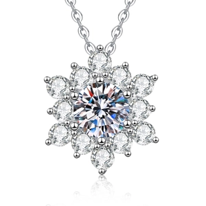 Sparkling S925 sterling silver snowflake pendant necklace with 1 carat moissanite