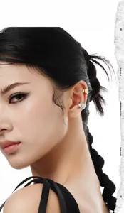 Dettaglio di earcuff minimalisti in oro liscio e argento martellato sull'orecchio della modella