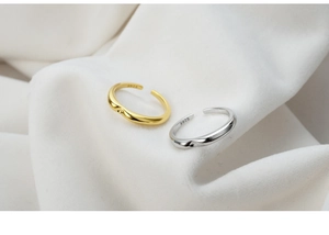 Nahaufnahme der S925-Silberprägung auf minimalistischen wellenförmigen Ringen