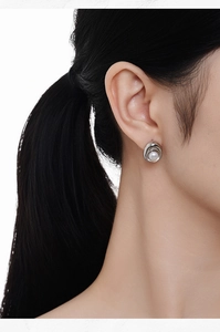 Close-up of minimalist S925 silver stud earring featuring an oval frame and freshwater pearl