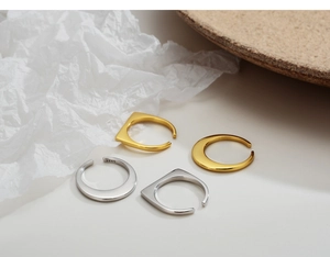 Dettaglio del set di anelli geometrici in argento sterling S925 in oro e argento