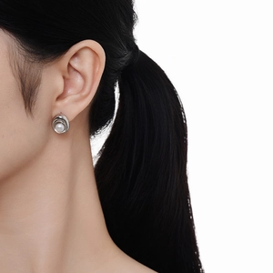 Elegant S925 sterling silver geometric oval stud earrings with white freshwater pearls