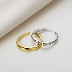 Irreguläre wellenförmige S925 Sterlingsilber Ringe in Gold und Silber glänzend