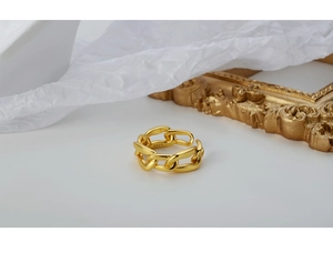 Close-up of S925 sterling silver stamp on golden chain link ring with vintage design