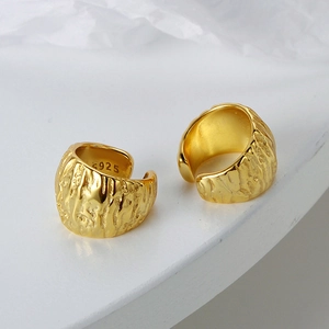 Orecchini a clip in argento S925 con texture lava e finitura dorata per non forati