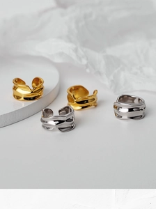 Gros plan détaillé des boucles d'oreilles S925 en métal liquide irrégulier en or et argent