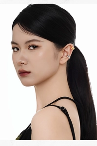 Détail de clips d'oreilles minimalistes double couche or et argent sur l'oreille du modèle