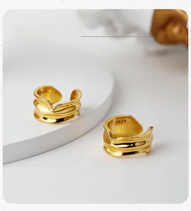 Détail macro d'un earcuff en argent 925 doré avec une texture ondulée irrégulière