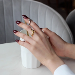 Anelli minimalisti in argento sterling S925 con elegante design a curve irregolari