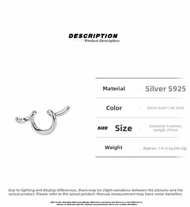 Dettaglio macro dell'orecchino a clip in argento S925 con linee astratte e dimensioni