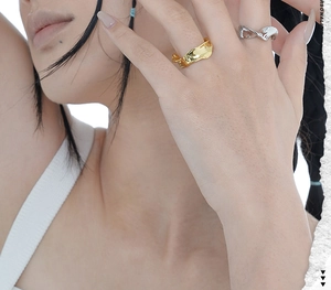 Détail de bagues en argent 925 minimalistes avec texture martelée sur main de mannequin