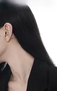 Dettaglio di un ear cuff S925 argento a linee irregolari sul profilo del modello
