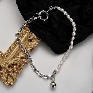 Detalle del collar de plata S925 con perlas de agua dulce y colgante de bola metálica