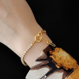 Primer plano de la pulsera bañada en oro con pavé de circonitas y cadena de eslabones