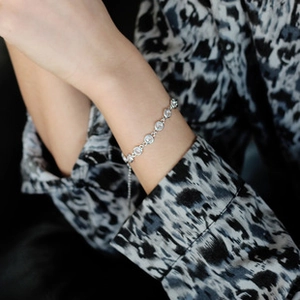 Detalle de la pulsera de plata S925 con circonitas redondas y cadena de extensión ajustable