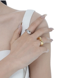 Détail de bagues texturées en or et argent au style lave fondue sur un mannequin