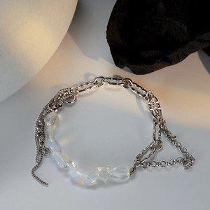 Primer plano de pulsera multicapa de plata de ley S925 con textura de piedra lunar
