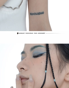 Collier à grosse chaîne en métal stylisé avec un haut en maille côtelée blanche et maquillage