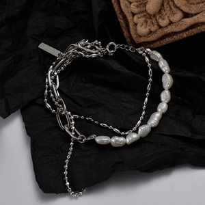 Primer plano de la pulsera de doble capa de plata S925 con perlas barrocas y cierre OT