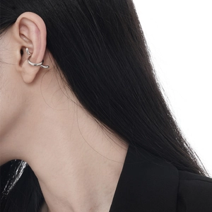 Ear cuff minimalista in argento sterling S925 con design a spirale irregolare per donna