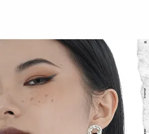 Détail de la boucle d'oreille en argent S925 avec texture martelée et design irrégulier