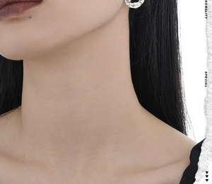 Gros plan détaillé de la boucle d'oreille en argent S925 à texture martelée